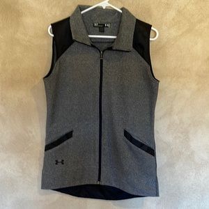 Under Armour cold gear loose fit fleece vest with black trim. Longer in back.
